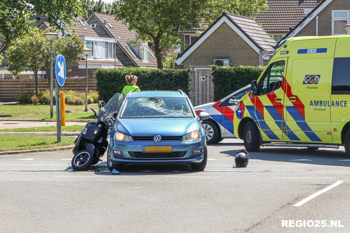 Gewonde bij aanrijding tussen auto en motorscooter