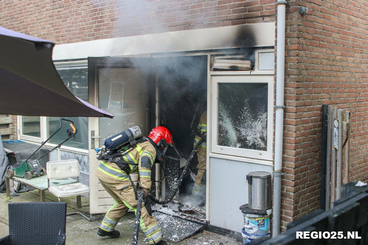 Vrouw gered bij woningbrand