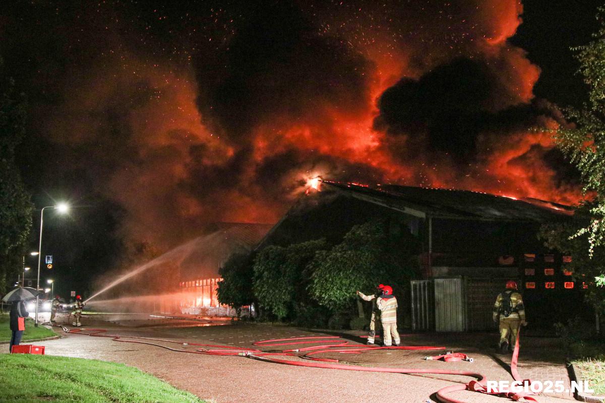 Grote brand verwoest loodsen Het Noord