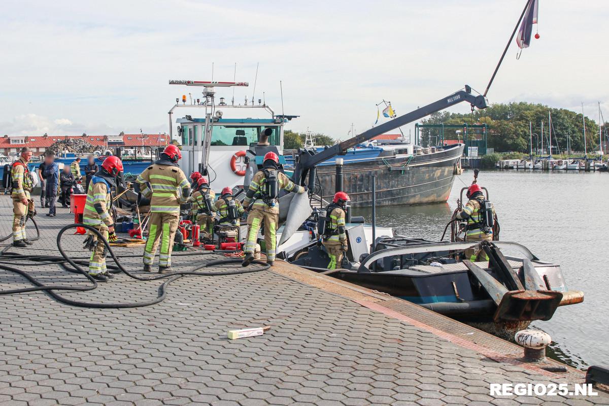 Brand op duwboot in Urker haven