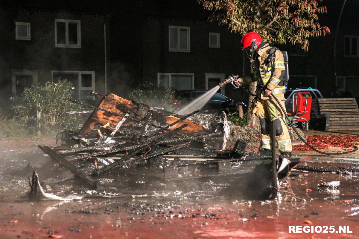 Caravan in lichterlaaie op de Baan