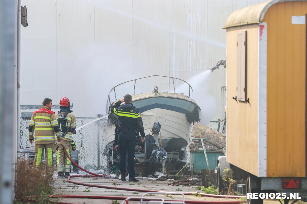 Boot in brand vlak naast bedrijfspand