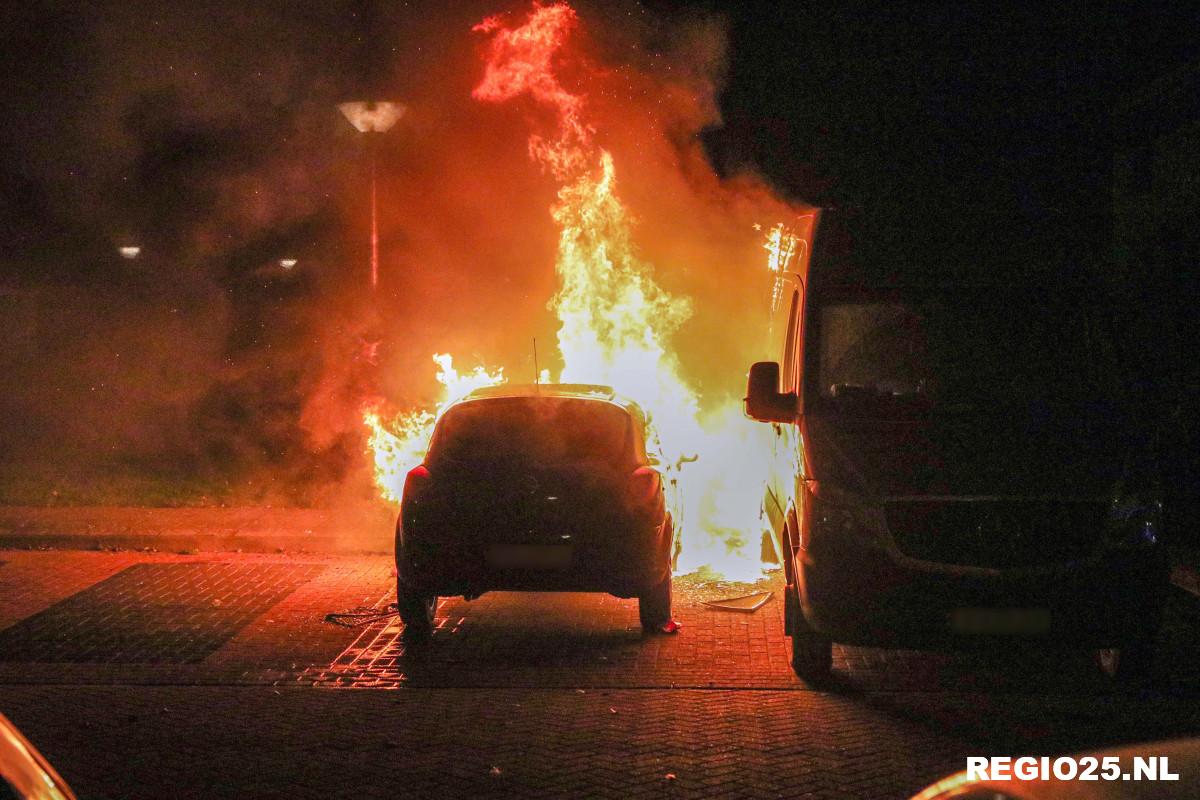 Felle brand treft auto en bestelbus