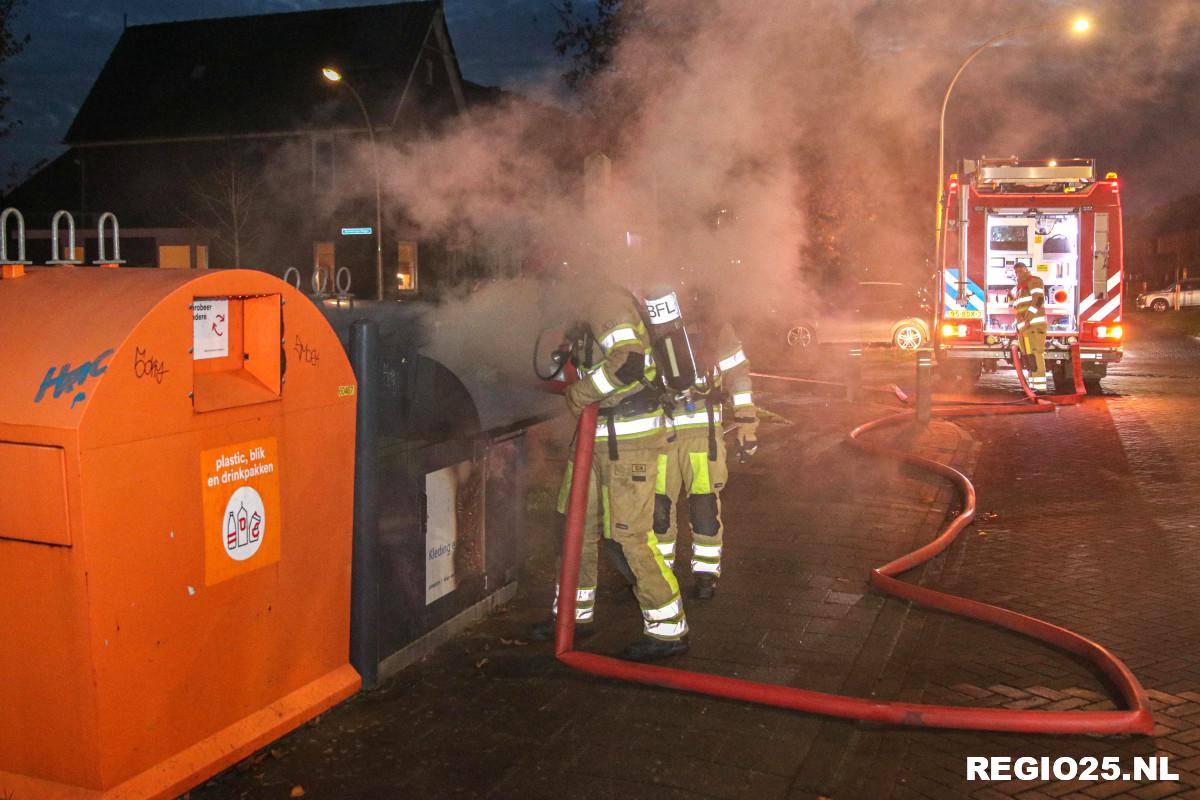 Kledingcontainer in brand door vuurwerk