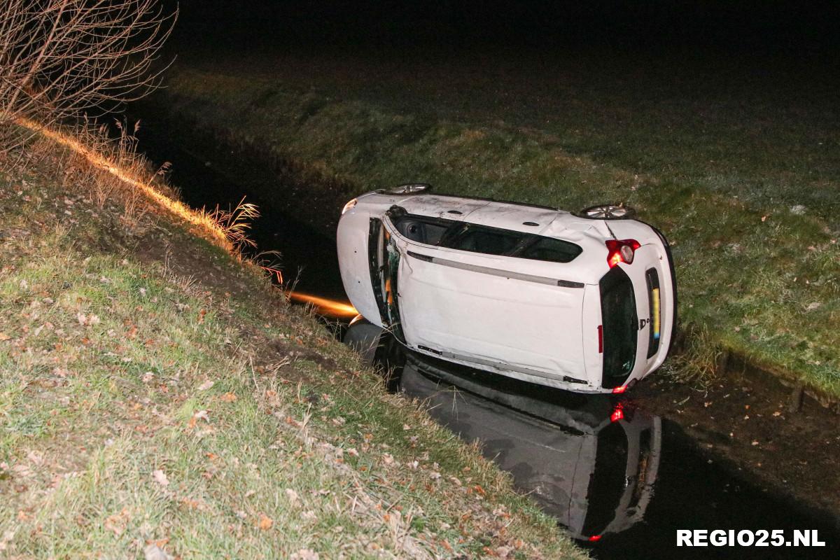 Auto in de sloot door gladde weg