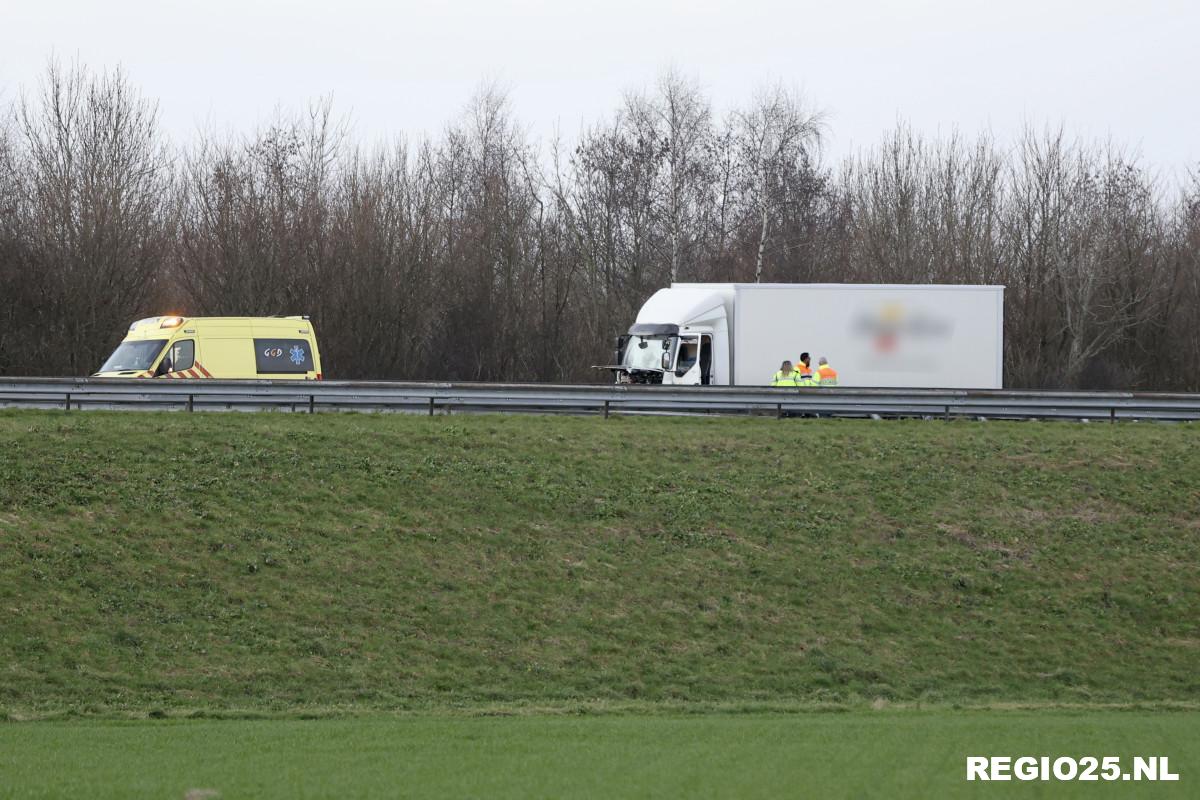 Vrachtwagen rijdt tegen vangrail A6