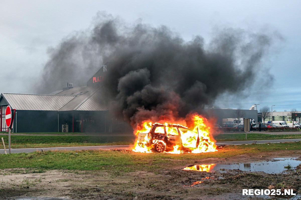 Auto uitgebrand op afrit A6