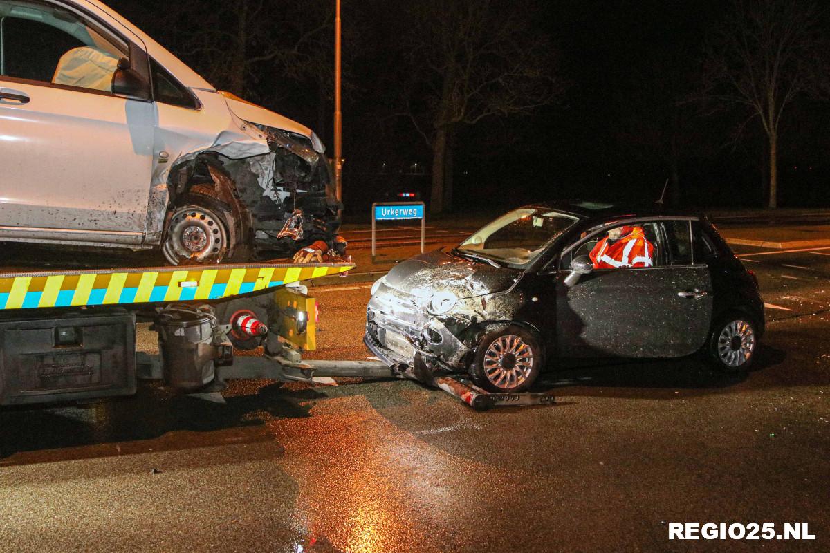 Busje en auto botsen op Urkerweg