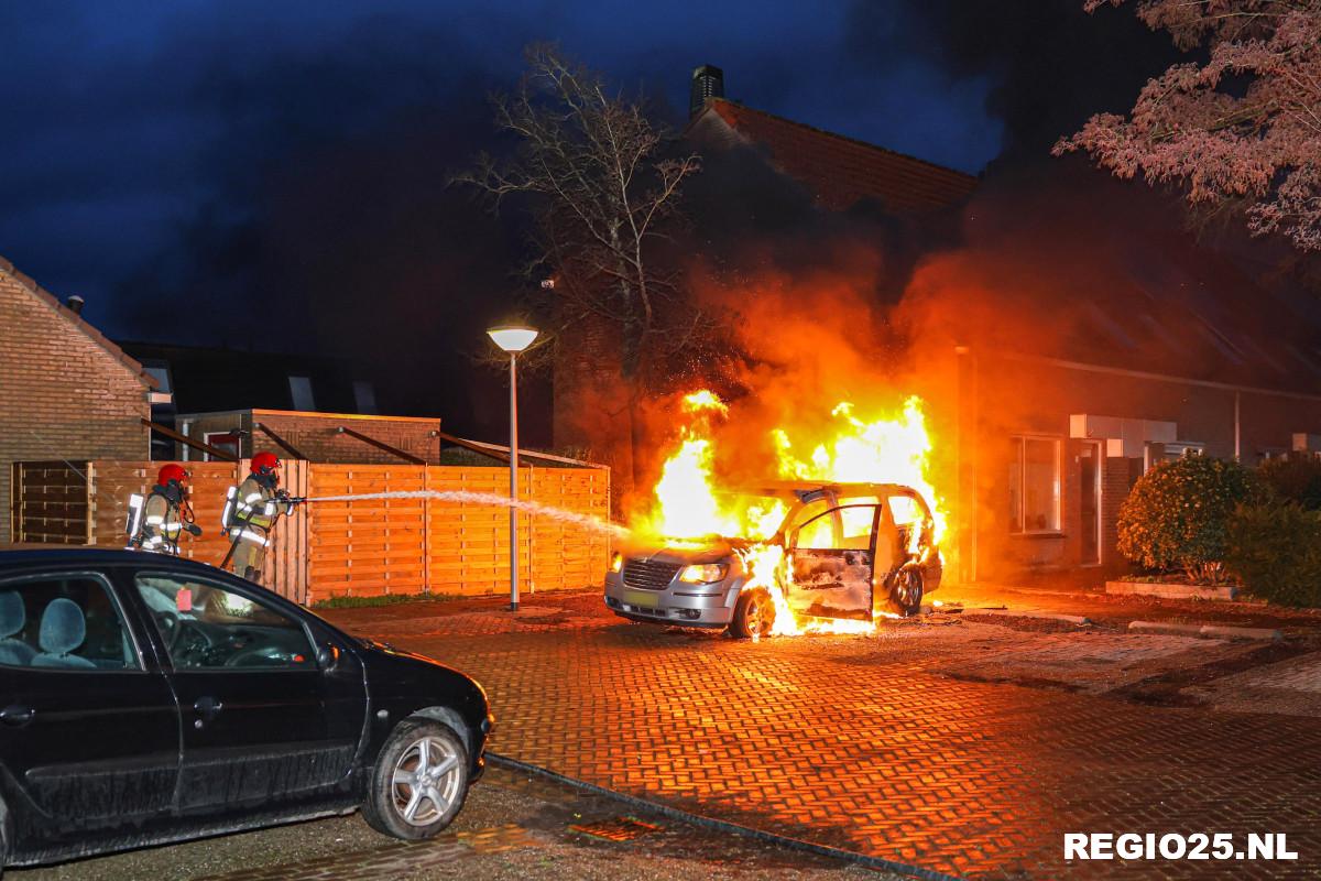 Auto uitgebrand vlak naast woning