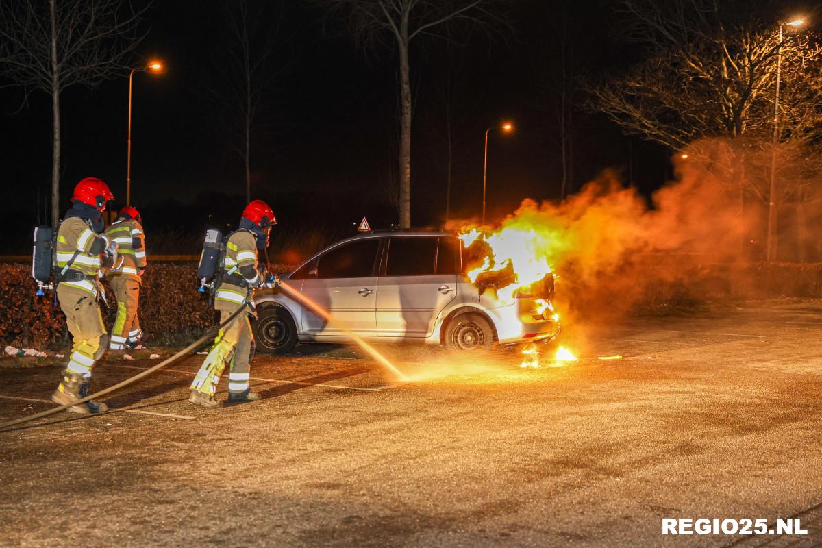 Auto uitgebrand op carpoolplaats Domineesweg