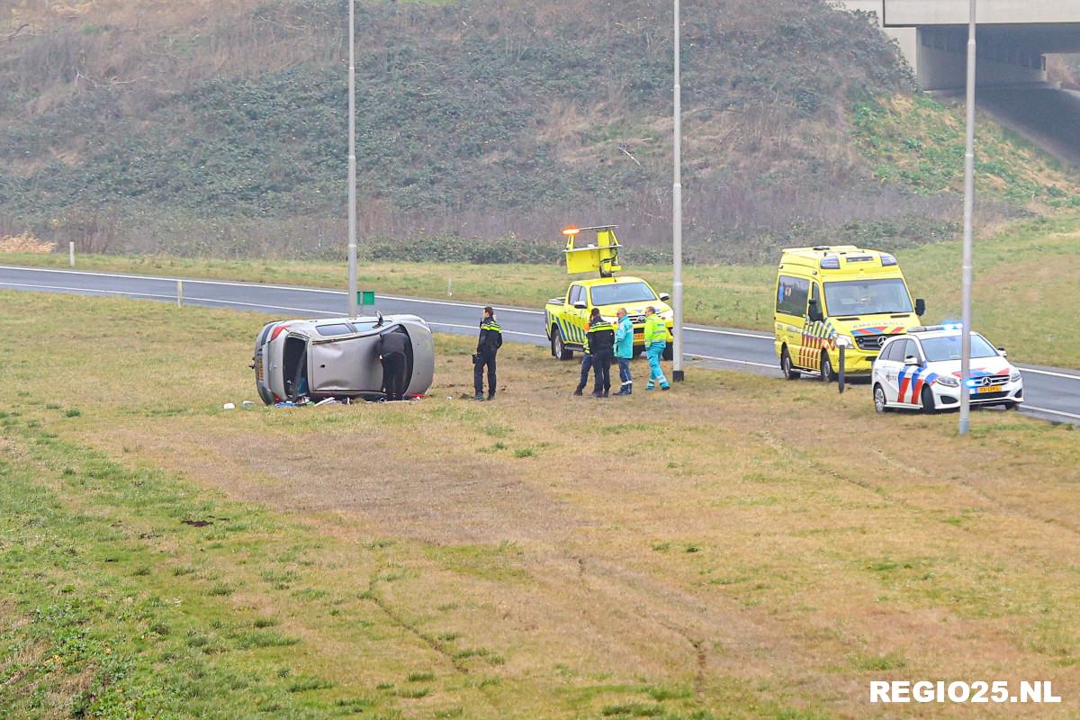 Auto op z’n kant in knooppunt A6/N50