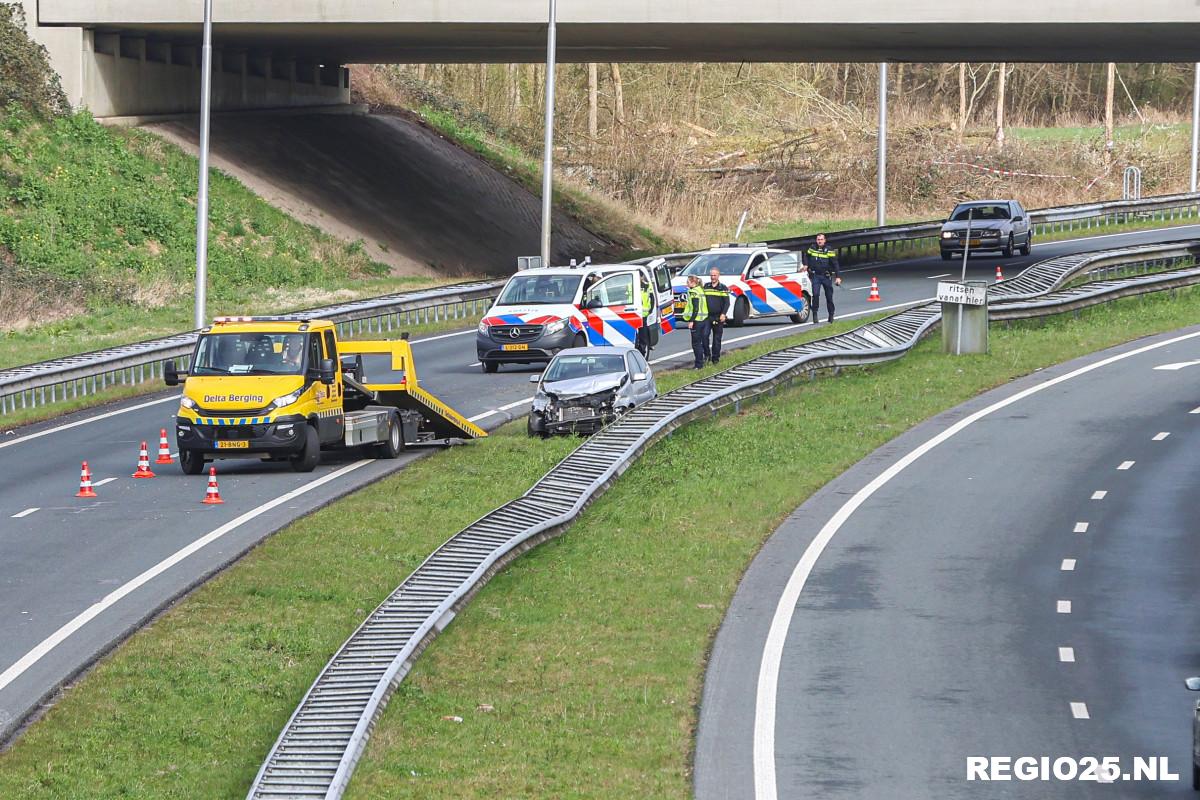 Auto tegen vangrail in knooppunt Emmeloord