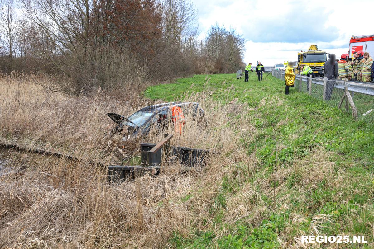 Auto bijna te water langs A6