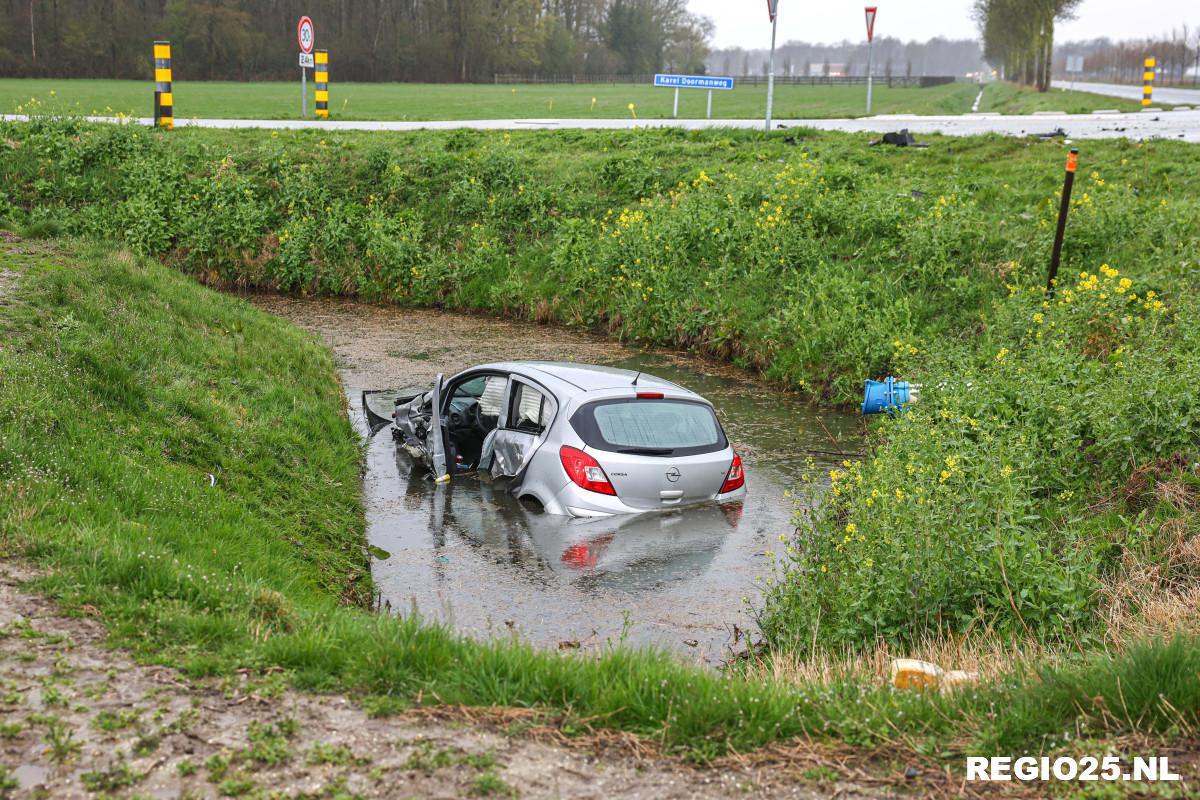 Auto in de sloot na aanrijding op N713