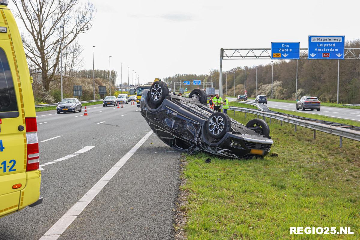 Auto over de kop op de A6