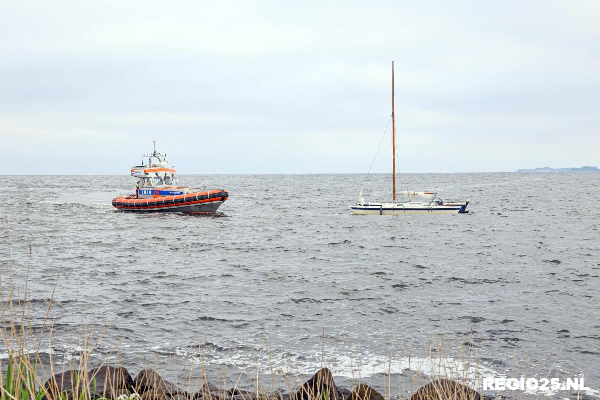 Overboord geslagen zeiler overleeft nacht op IJsselmeer