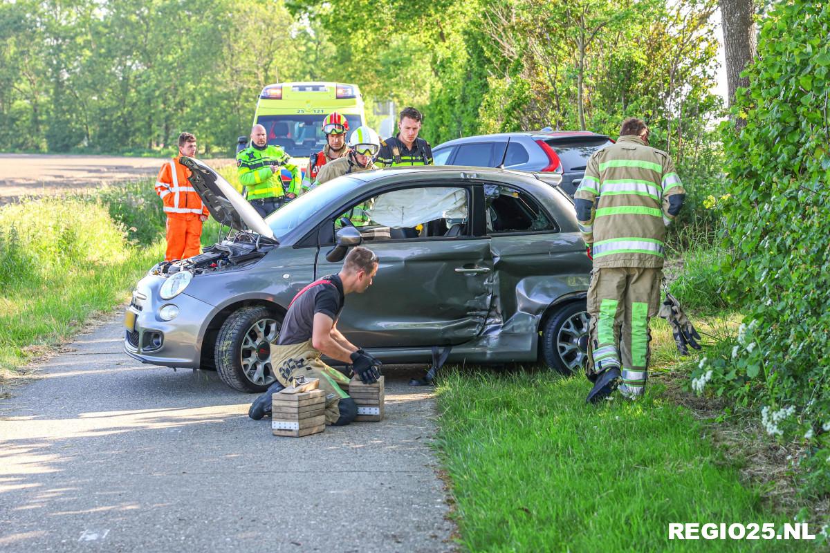 Automobilist bekneld na botsing met andere auto