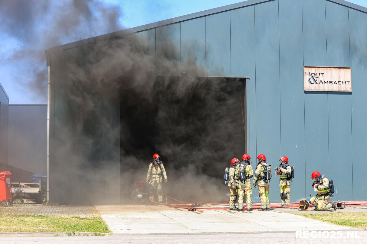 Veel rook bij brand in bedrijfspand