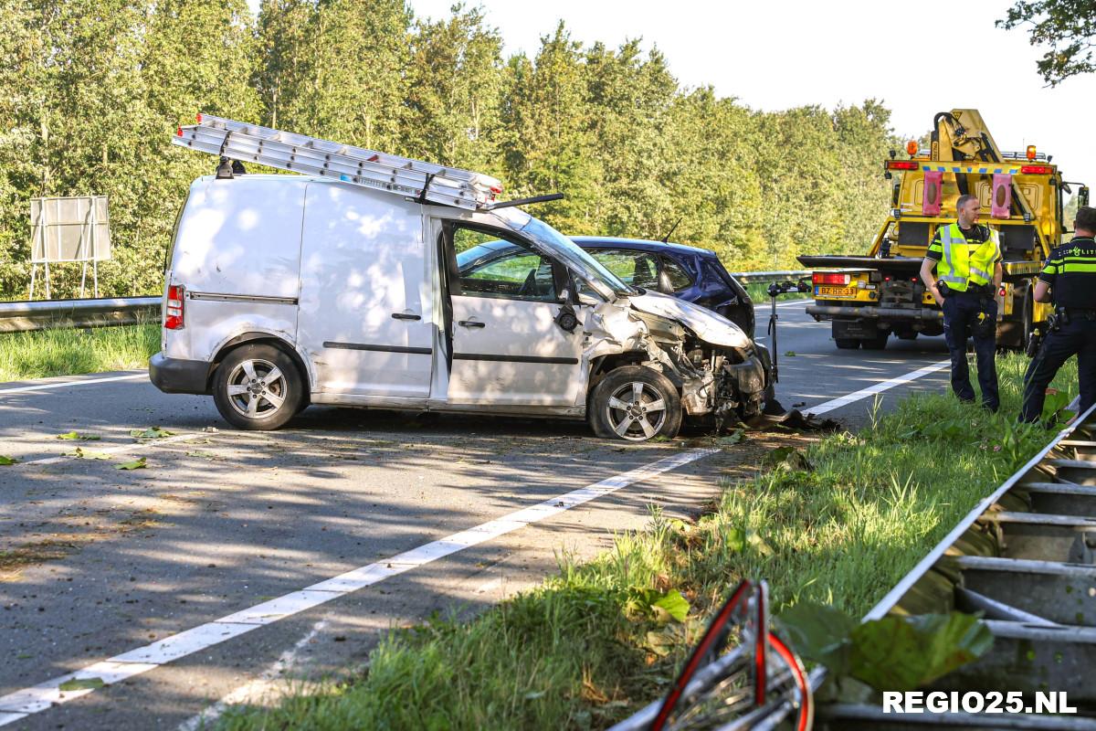 Bestelauto over de kop bij ongeval N50