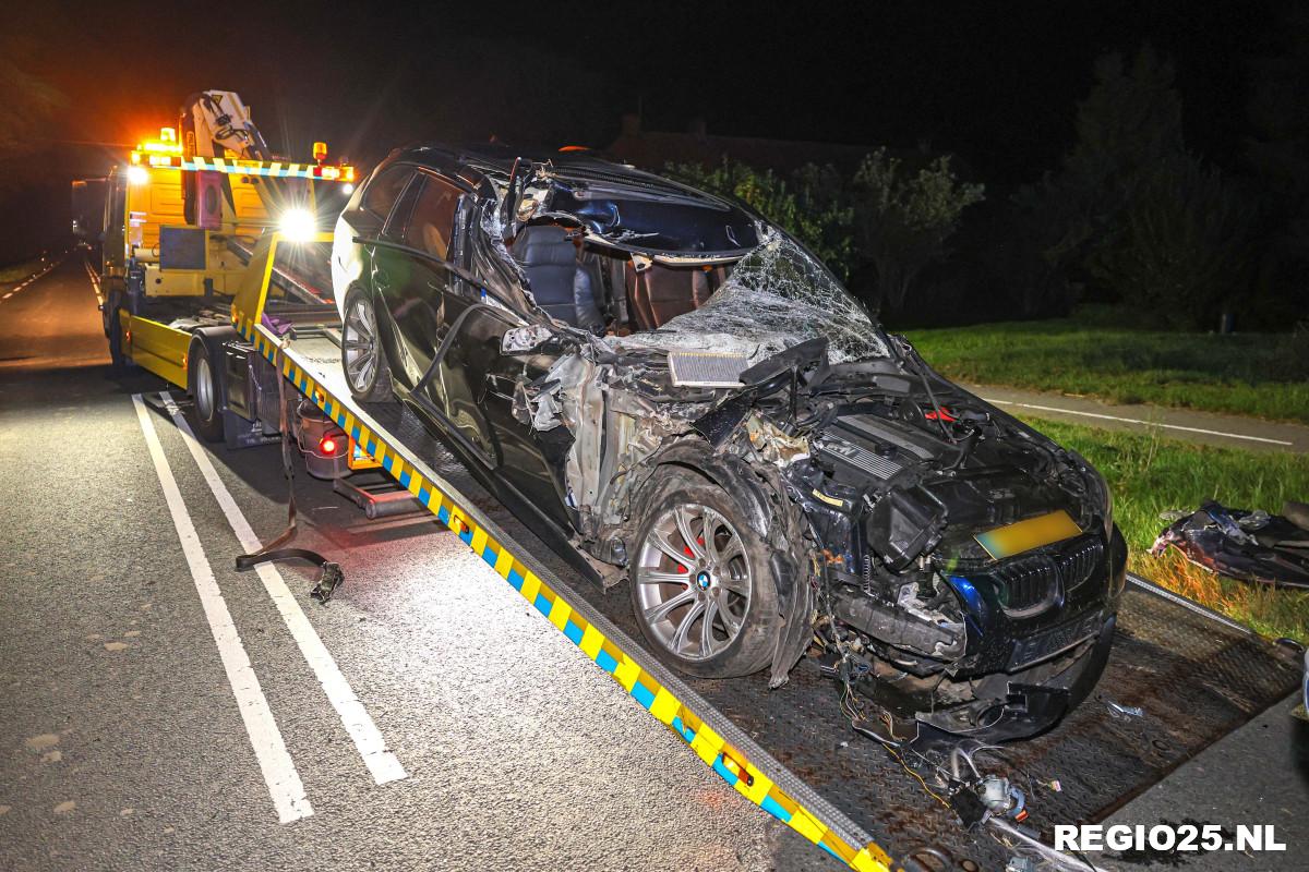 Auto botst achterop kar met strobalen