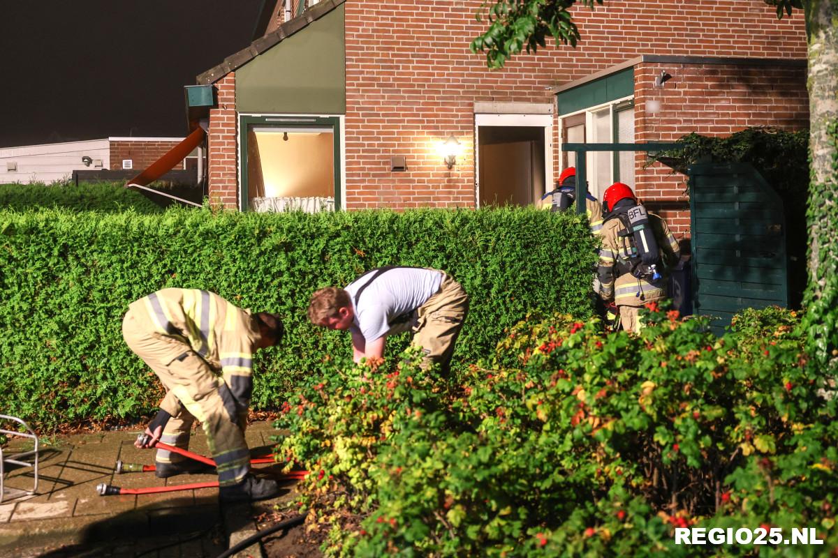 Brandend voorwerp bij woning naar binnen gegooid