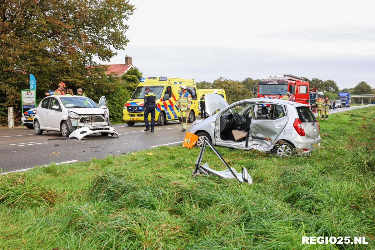 Brandweer knipt autodeur los na aanrijding