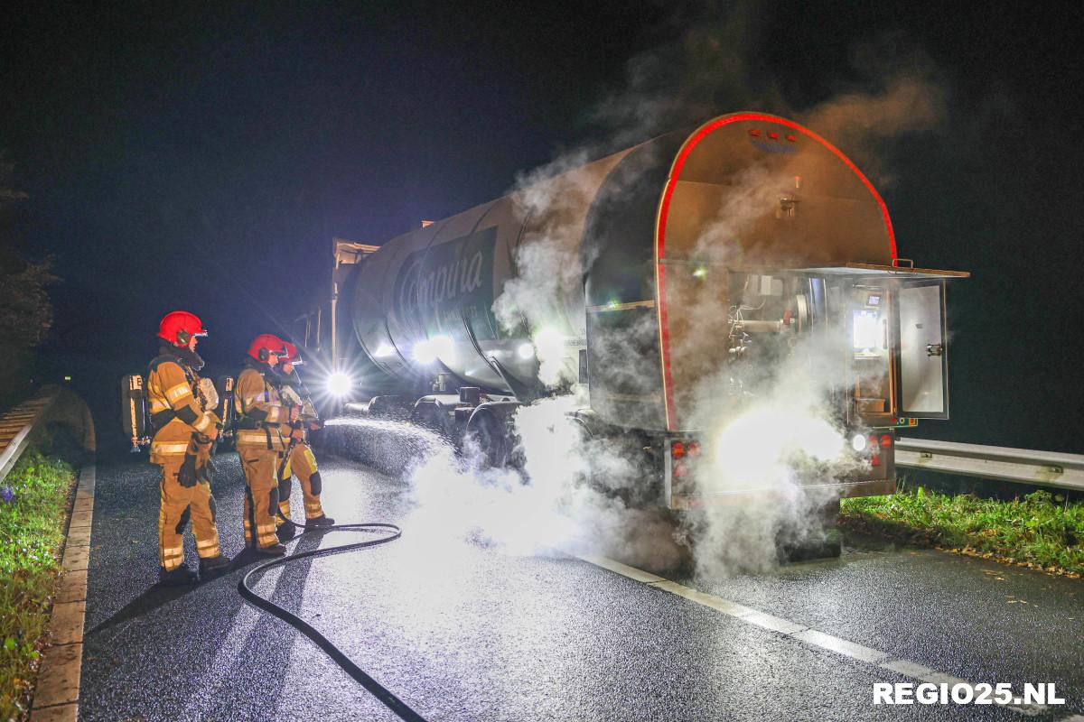 Melkwagen met oververhit wiel op toerit A6