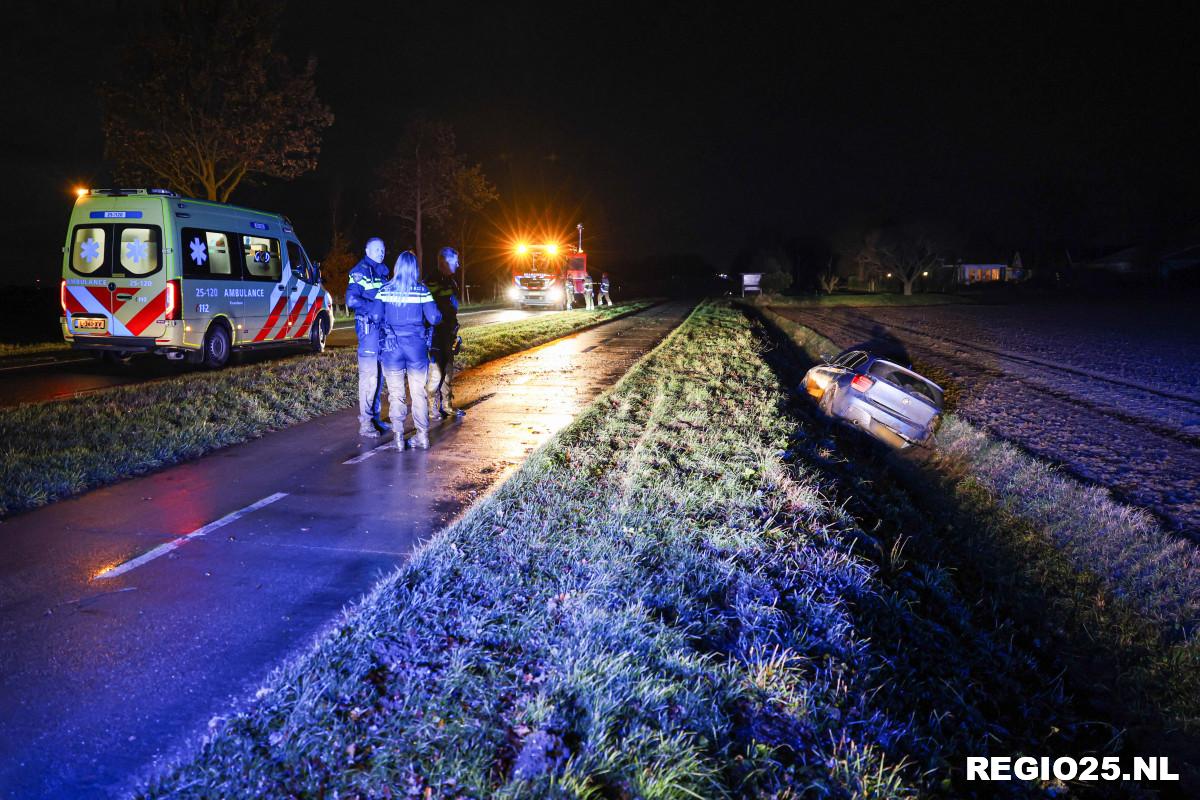 Auto in greppel naast Banterweg