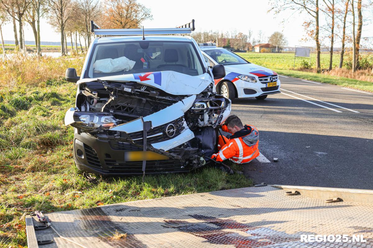 Busjes botsen op Urkerweg