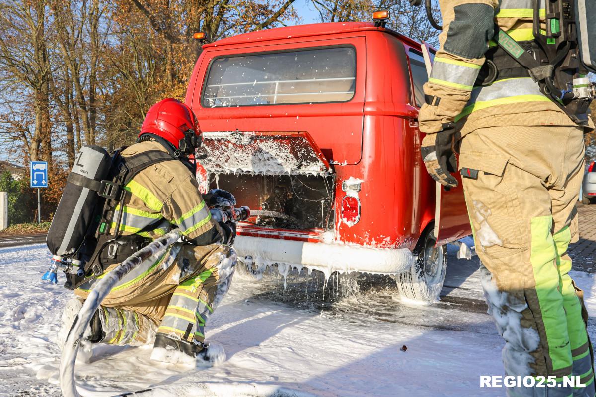 Brand in klassiek brandweerbusje