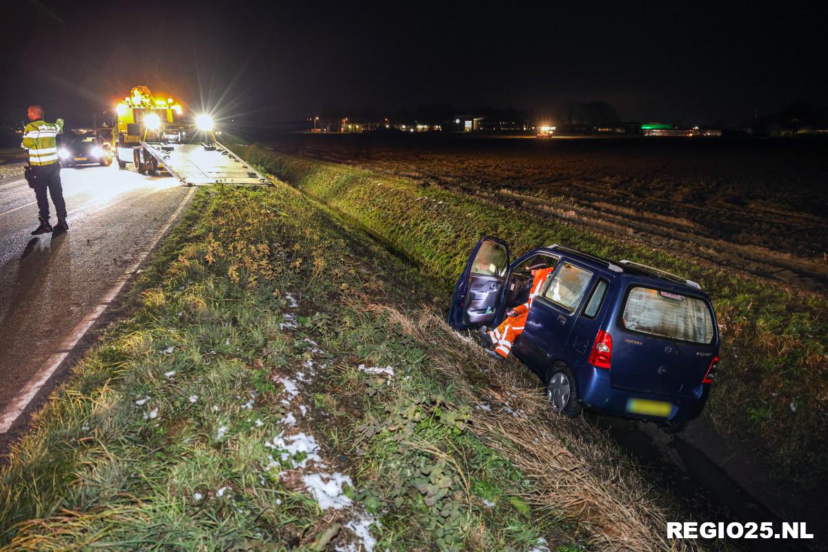 Auto glijdt greppel in naast Randweg