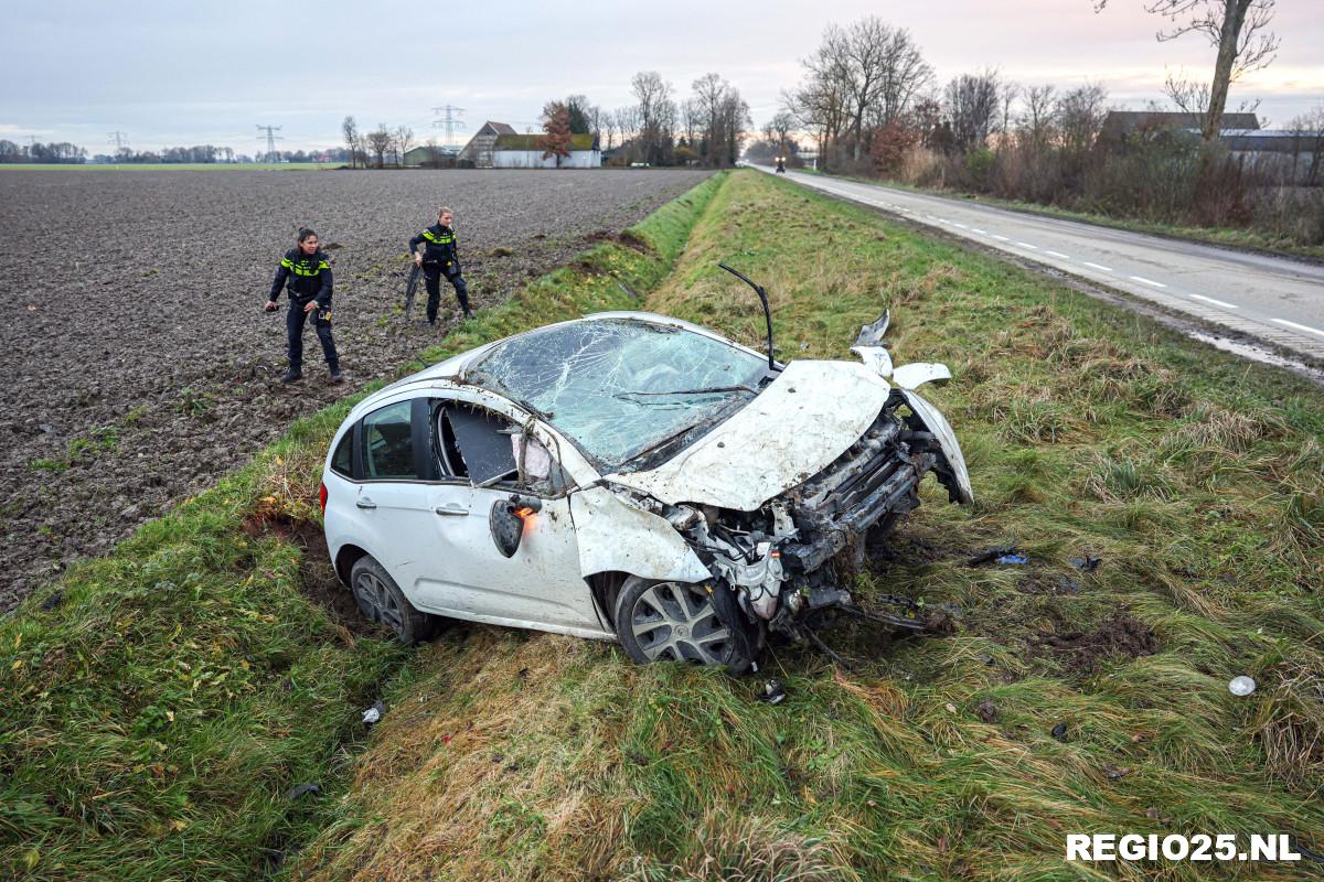 Auto over de kop op Sloefweg