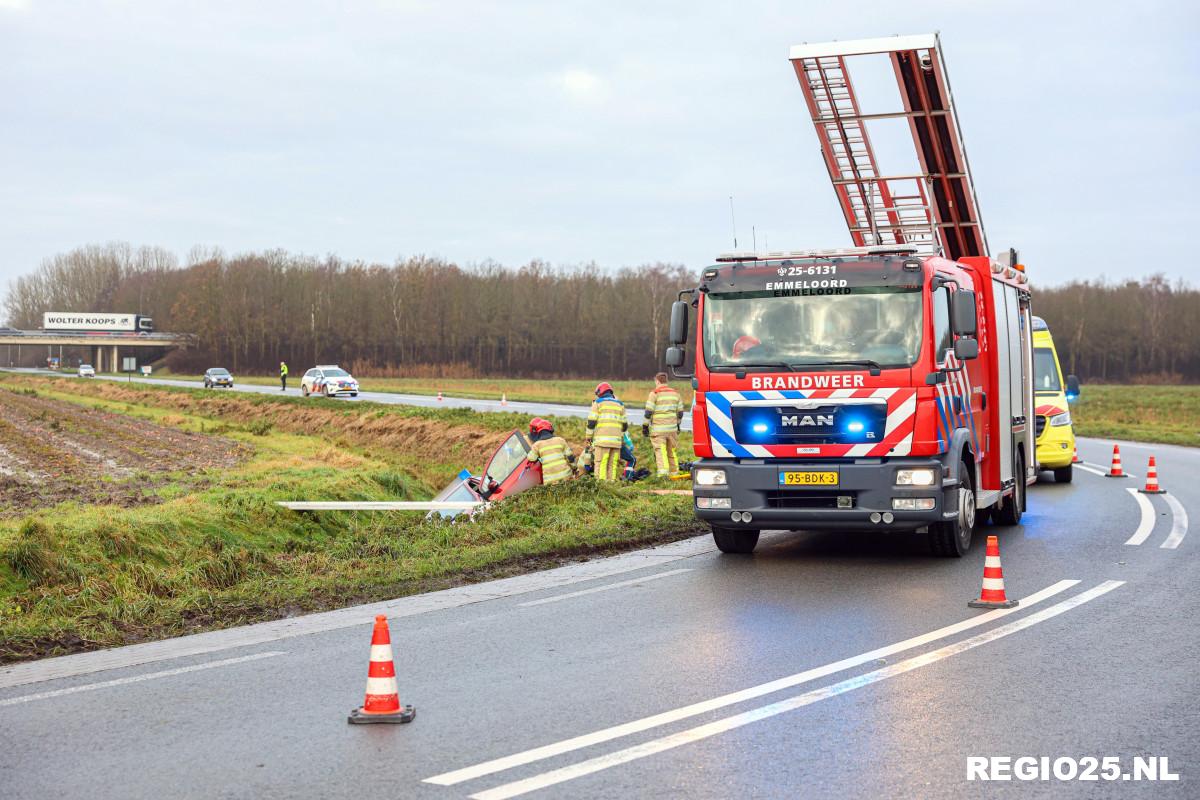 Lesauto in de sloot naast Kamperweg