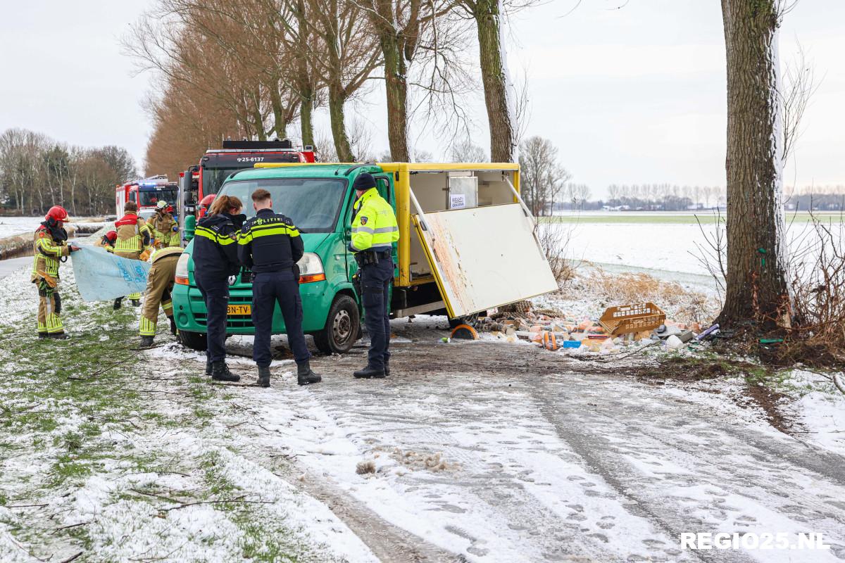 Busje botst tegen boom door gladheid