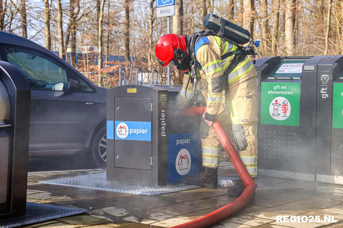 Jongeren steken container in brand