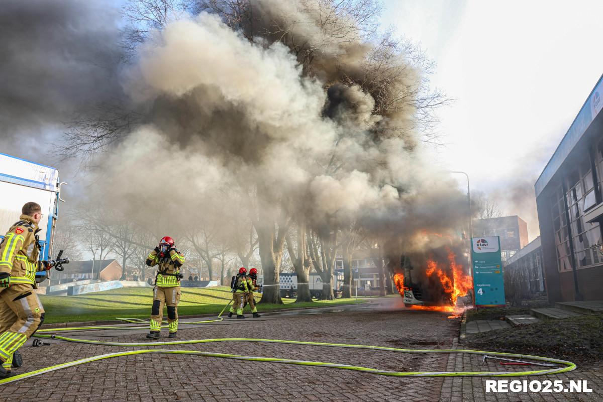 Felle brand in vrachtwagen naast school