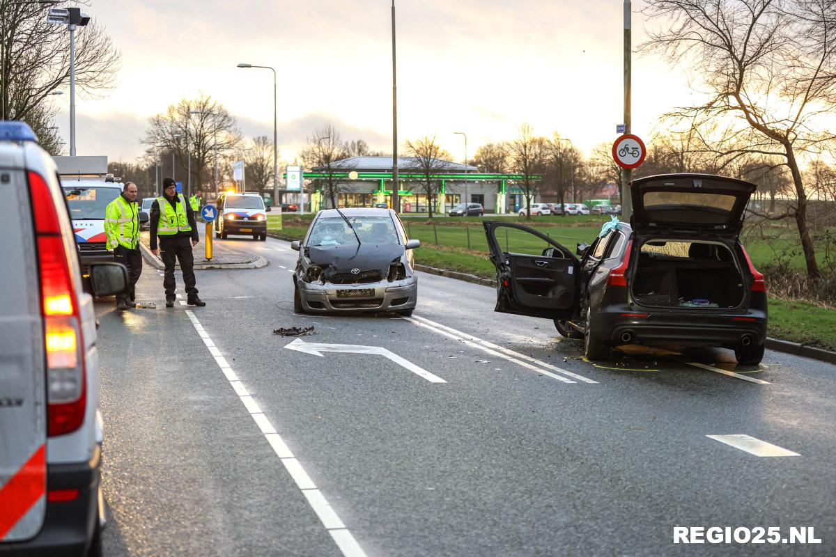 Aanrijding met politiewagen, agenten lichtgewond