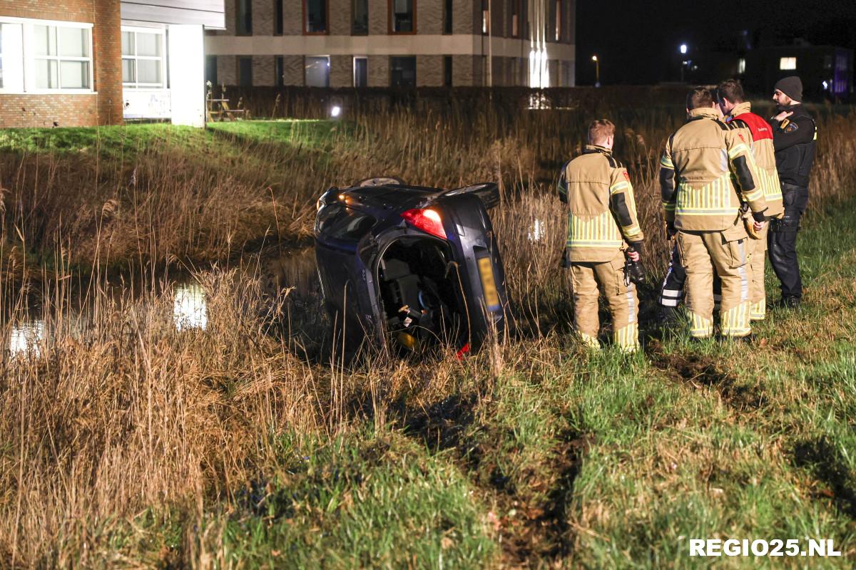 Auto op z’n kant naast Domineesweg