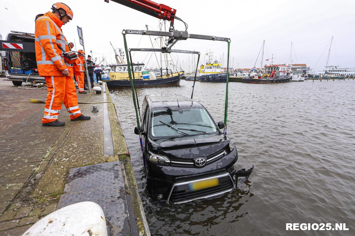 Busje te water in haven Urk