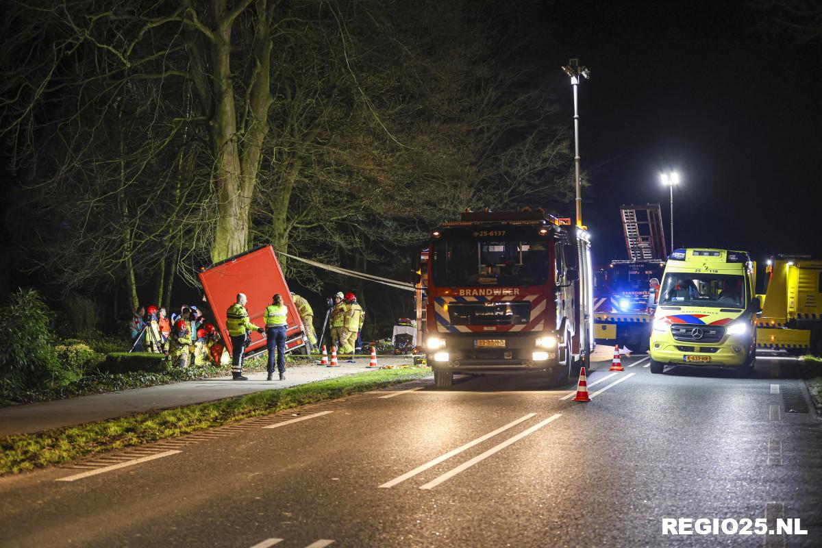 Bakwagen botst tegen boom, bestuurder bekneld