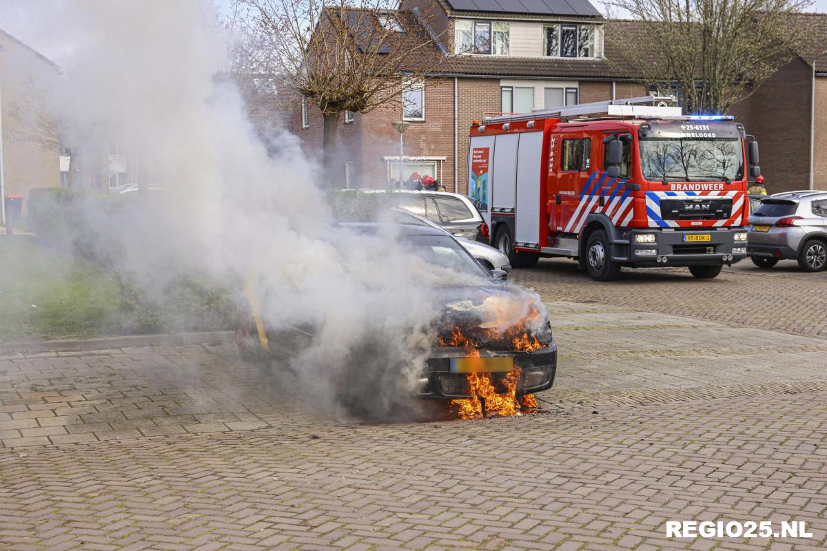 Auto vliegt in brand op parkeerplaats