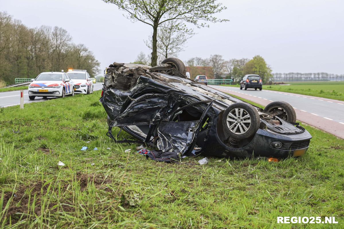 Auto over de kop na aanrijding op N331