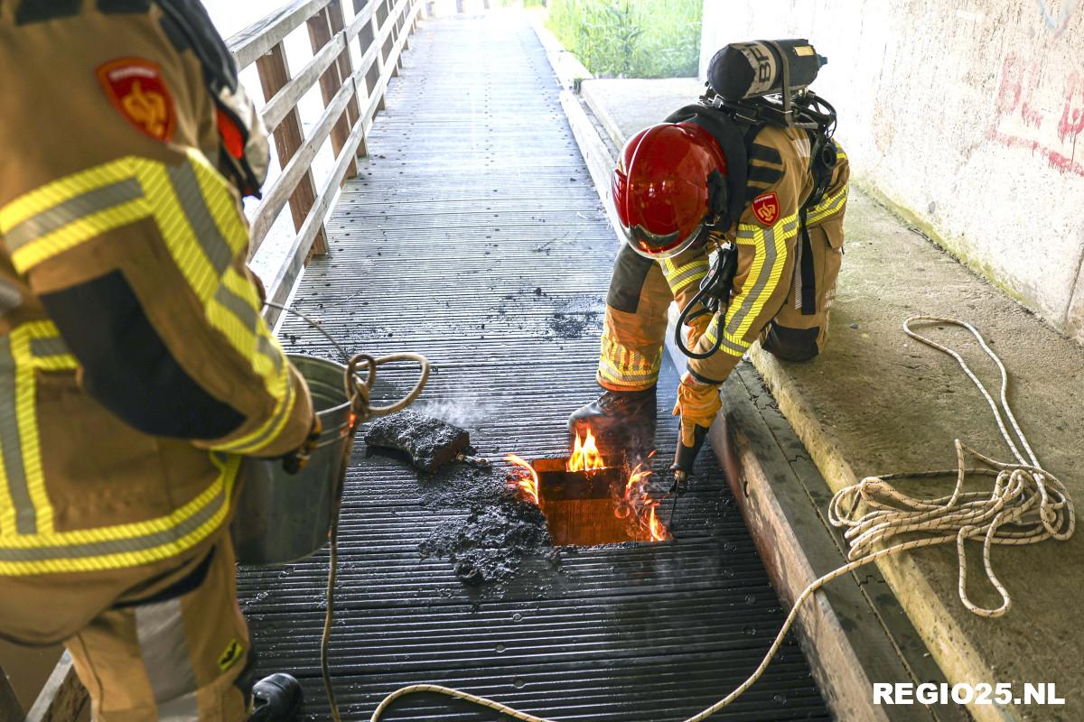 Steiger in brand onder brug N331