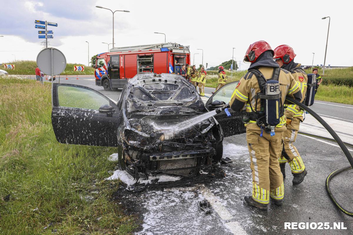 Auto in brand op Kamperweg