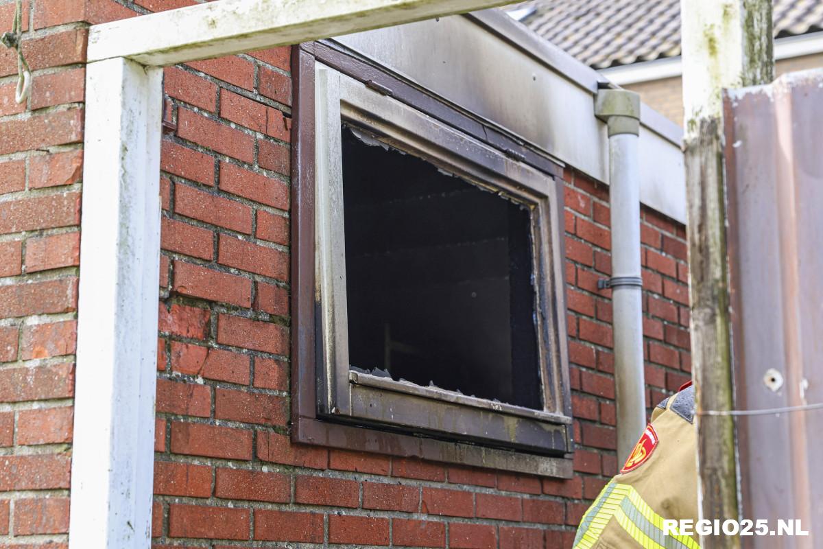 Brandweer blust schuurbrand