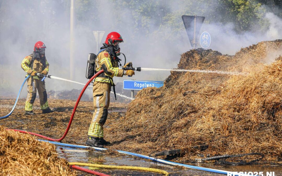 Strobalen in brand op rotonde Vollenhoverweg