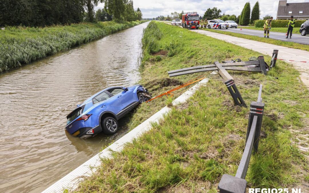 Auto te water na aanrijding op N352