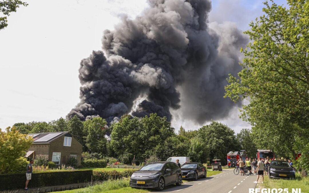 Grote brand verwoest schuren aan Drietorensweg