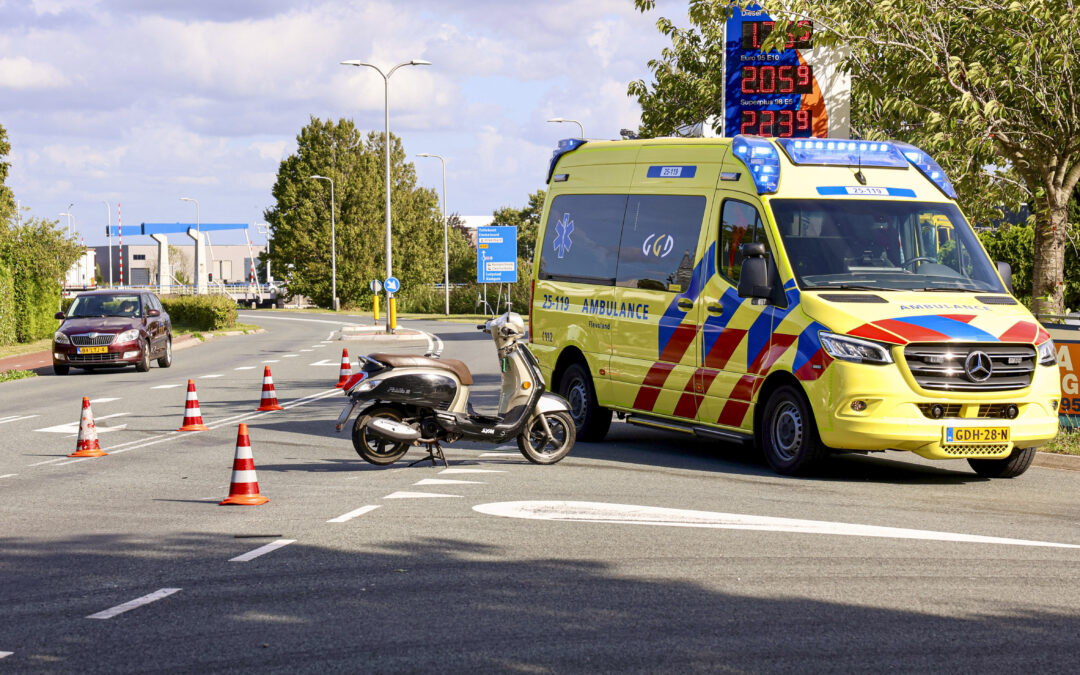 Scooterrijder gewond bij ongeval Urkerweg