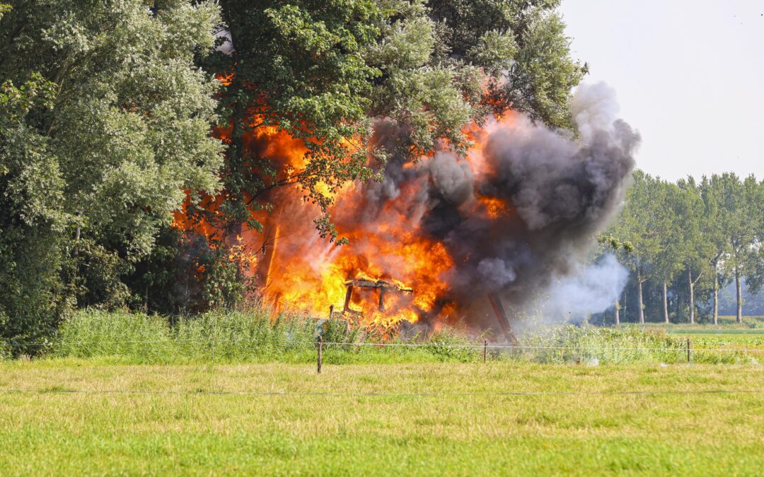 Metershoge vlammen bij trekkerbrand Staartweg